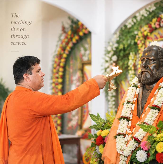 Aarti offered to Swami Premananda Giri Maharaj statue